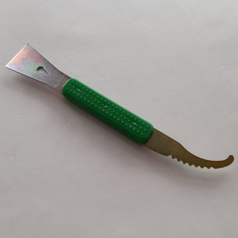 Bitininko kaltas „ER“ cinkuotas, su užlenktu galu ir plastikine rankenėle (280 mm)