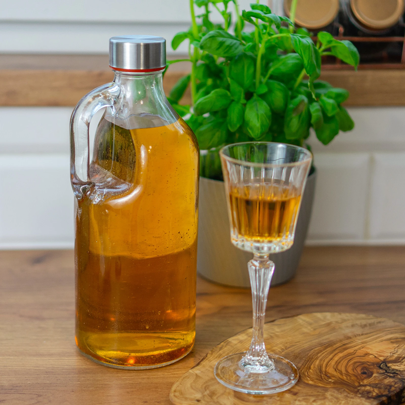 Stiklinis butelis 1L su užsukamu dangteliu ir rankenėle - Image 3